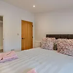 3 Bed In York Oc-93898 *